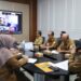 Kadis Peternakan Aceh, Zalsufran saat memimpin Rapat Koordinasi Ketersediaan Pangan Asal Hewani, jelang Meugang Ramadhan dan Lebaran Idul Fitri, di ruang kerjanya, Selasa (14/2)