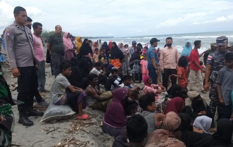 Sebanyak 69 imigran pengungsi Rohingya kembali terdampar di pesisir pantai Gampong Ujong Keupula, Kemukiman Lampanah, Seulimuem, Aceh Besar, pada Kamis pagi (16/2)