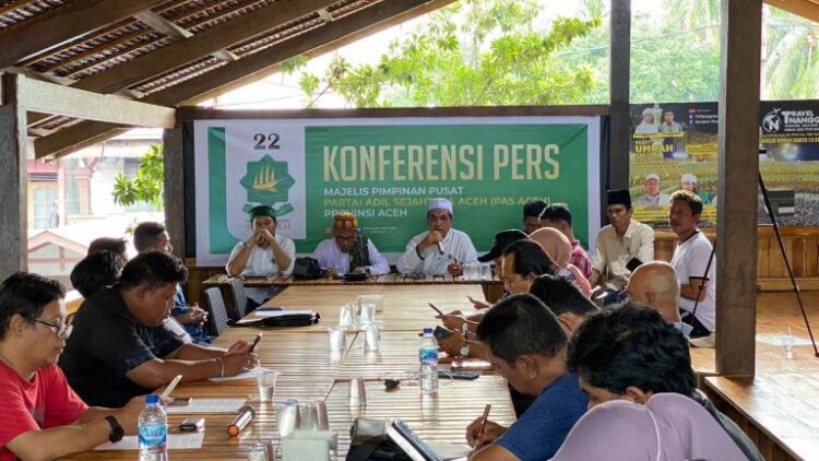 Ketua Umum Partai Adil Sejahtera (PAS) Aceh Tgk Bulqaini Tanjungan, memberikan keterangan dalam konferensi pers di Banda Aceh, Kamis (16/2)