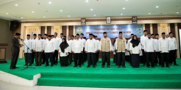 Asisten I Bidang Pemerintahan dan Keistimewaan Aceh Setda Aceh Dr M Jafar SHbMHum mengukuhkan Pengurus Lembaga Pengembangan Tilawatil Quran (LPTQ) Aceh, di Kantor Dinas Syariat Islam Aceh, Jum'at (17/2)