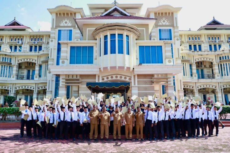 Pj Bupati Aceh Besar Muhammad Iswanto menyerahkan SK Perpanjangan Perjanjian Kerja kepada 194 guru PPPK Gelombang I di lingkungan Pemkab Aceh Besar di halaman Kantor Bupati setempat, Senin (20/2)
