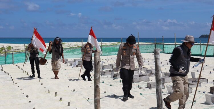 Kapolres Simeulue AKBP Jatmiko sambil membawa bendera merah putih tampak melakukan patroli di pulau terluar di Pulau Salaut