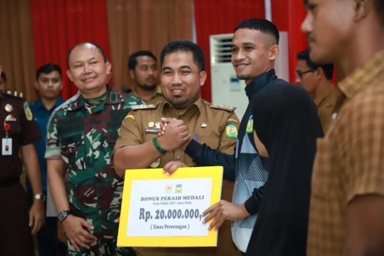 Pj Bupati Aceh Besar Muhammad Iswanto, Senin (29/2) menyerahkan bonus Rp 3,6 miliar kepada para atlet dan pelatih yang berhasil meraih medali pada PORA ke-14 tahun 2022 di Pidie