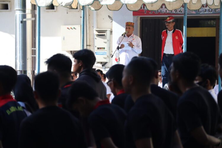 Ketua Umum KONI Aceh Kamaruddin Abu Bakar atau akrab disapa Abu Razak memimpin apel perdana atlet binaan KONI Aceh yang tergabung dalam program Pelatda tahun 2023, Senin (20/2)