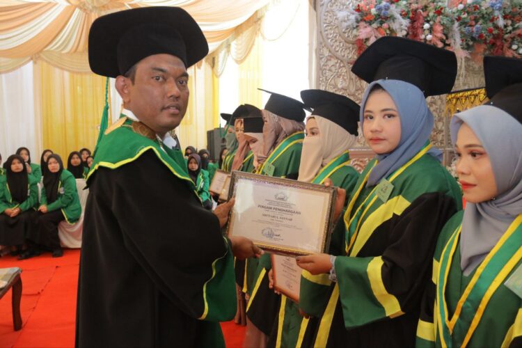 Sekolah Tinggi Ilmu Tarbiyah (STIT) Darussalamah Teupin Raya, Pidie mewisuda 57 sarjana strata satu (S-1) tahun akademik 2022/2023, Sabtu (11/2)