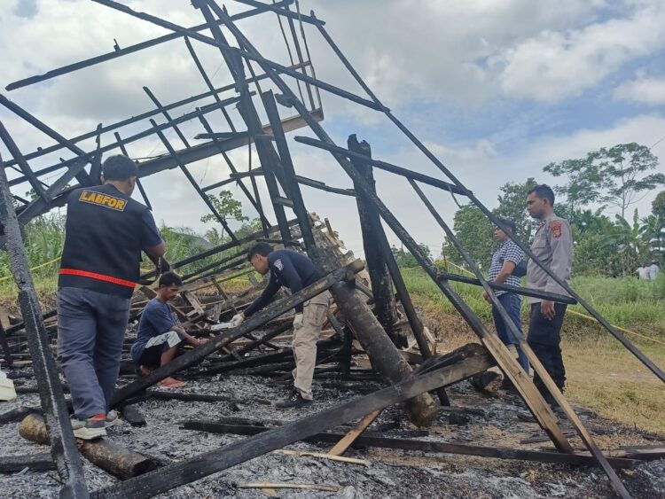 Tim Puslabfor Poldasu melakukan olah TKP kasus pembakaran kandang lembu milik BUMG Tanjong Keumala, Kecamatan Sawang, Aceh Utara, wilayah hukum Polres Lhokseumawe, Jum'at (3/3)