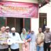Kapolres Aceh Utara AKBP Deden Heksaputera menyerahkan rumah layak huni kepada keluarga Murtala (16), remaja penderita lumpuh layu di Gampong Meunasah Hagu, Kecamatan Baktiya Barat, Selasa (14/3)