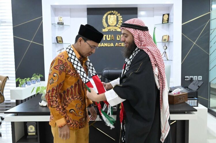 Ketua DPRK Banda Aceh Farid Nyak Umar menerima kunjungan ulama dari Palestina Syech Abdullaffo Abu Rmeileh di ruang kerjanya, Lantai III Gedung DPRK Banda Aceh, Jum'at, 24 Maret 2023