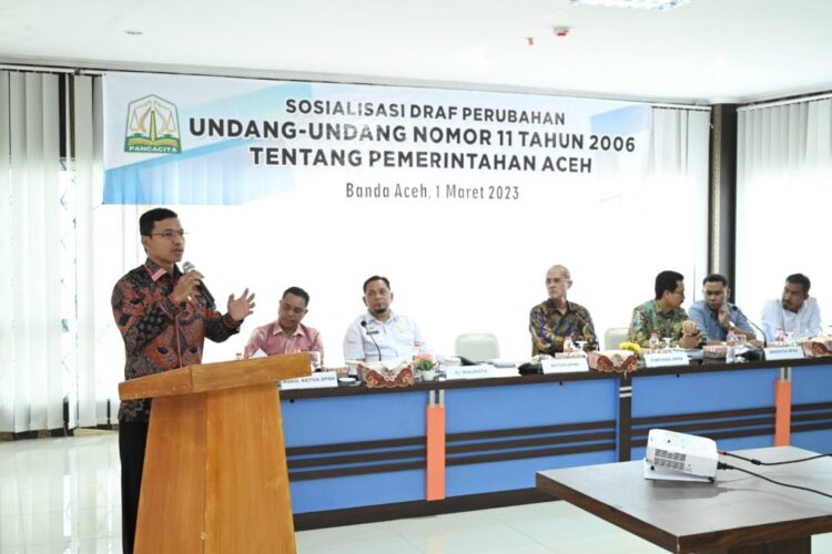 Ketua DPRK Banda Aceh Farid Nyak Umar memberikan sambutan saat sosialisasi draf revisi UUPA, Rabu (1/3)