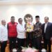 Wali Nanggroe Aceh Malik Mahmud Al Haythar didampingi Ketua DPRA Saiful Bahri menyerahkan data lima ribu kasus pelanggaran HAM yang terjadi di Aceh kepada Pemerintah Pusat melalui Menkopolhukam Mahfud MD, Kamis (2/3) di Jakarta