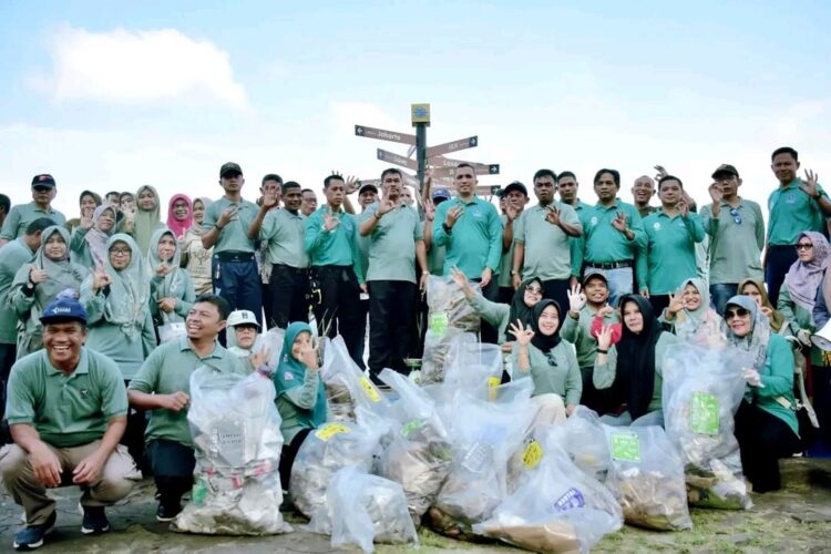 Peringatan Hari Peduli Sampah Nasional (HPSN) tahun 2023 tingkat Provinsi Aceh di Sabang, diwarnai aksi bersih-bersih kawasan wisata, Sabtu (4/3)