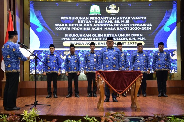 Sekda Aceh Bustami Hamzah dikukuhkan sebagai Ketua Korpri Provinsi Aceh beserta Wakil Ketua dan Anggota Dewan Pengurus pada Pengukuhan Pergantian Antar Waktu Masa Bakti 2020-2024, oleh Ketua Umum Dewan Pengurus Korpri Nasional (DPKN) Prof Dr Zudan Arif Fakrulloh SH MH di Anjong Mon Mata, Rabu (8/3)
