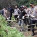 Kapolda Aceh Irjen Pol Ahmad Haydar didampingi Anggota Komisi III DPR RI M Nasir Djamil memusnahkan 11 hektar ladang ganja di dua lokasi terpisah di pegunungan Desa Lamkabeu, Kecamatan Seulimuem, Aceh Besar, Rabu (8/3)