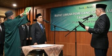 Pj Gubernur Aceh Achmad Marzuki melantik Muhammad Syah sebagai Direktur Utama Bank Aceh Syariah disaksikan para Bupati/Wali Kota se-Aceh di Gedung Serbaguna Setda Aceh, Kantor Gubernur Aceh, Kamis (9/3/2023)