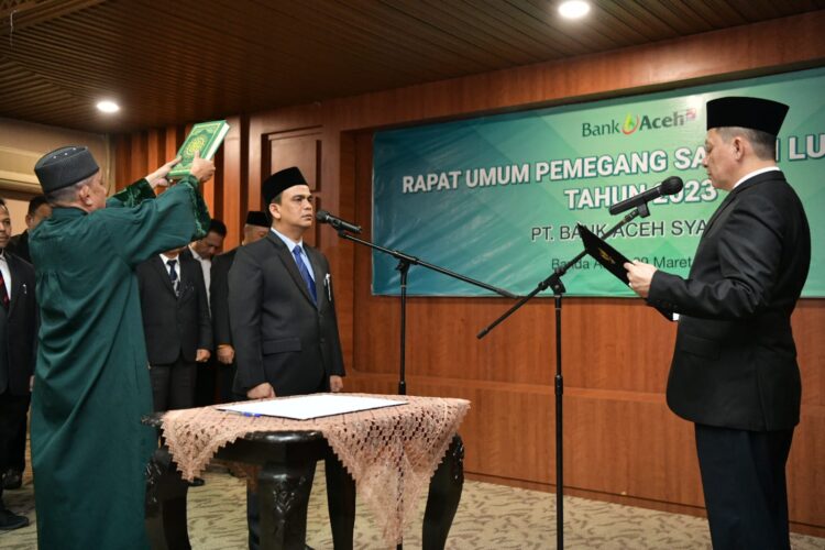Pj Gubernur Aceh Achmad Marzuki melantik Muhammad Syah sebagai Direktur Utama Bank Aceh Syariah disaksikan para Bupati/Wali Kota se-Aceh di Gedung Serbaguna Setda Aceh, Kantor Gubernur Aceh, Kamis (9/3/2023)