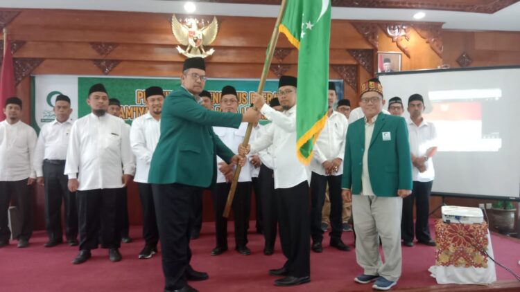 Ketua PW Al Washliyah Aceh Dr Ridwan Nurdin mengukuhkan Pengurus Daerah Al Jamiatul Washliyah Kota Lhokseumawe, Jum'at (10/3)