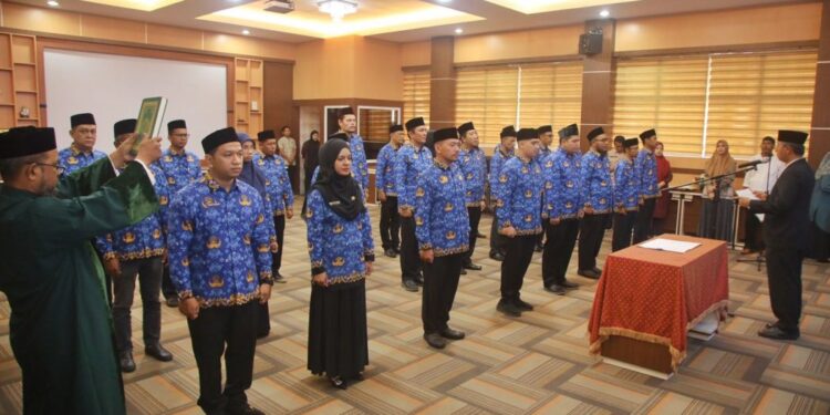 Asisten III Bidang Administrasi Umum Setda Aceh Dr Iskandar AP mengambil sumpah dan melantik 24 Pejabat Fungsional Pemerintah Aceh di Aula BKA, Jum'at (10/3)