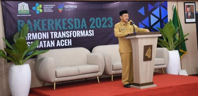Asisten I Bidang Pemerintahan, Keistimewaan Aceh dan Kesejahteraan Rakyat Setda Aceh Dr M Jafar SH MHum menyampaikan sambutan pada pembukaan Rakerkesda Aceh 2023 di Aula Bapelkes Aceh, Senin (13/3)