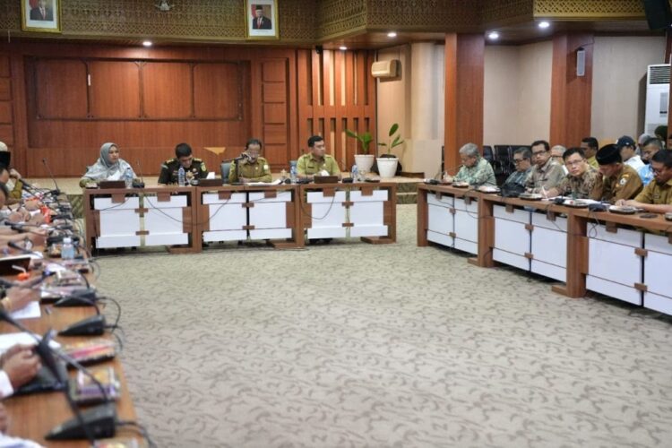 Plt Asisten II Setda Aceh Mawardi didampingi Kadis Kebudayaan dan Pariwisata Aceh Almuniza Kamal memimpin Rakor pelaksanaan PKA ke-8 bersama SKPA terkait di Gedung Serbaguna Setda Aceh, Selasa (14/3)