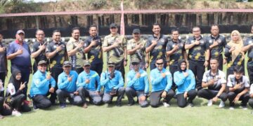 Atlet Perbakin latihan menembak bersama Kapolda Aceh di lapangan tembak Polda Aceh, Kamis (16/3)