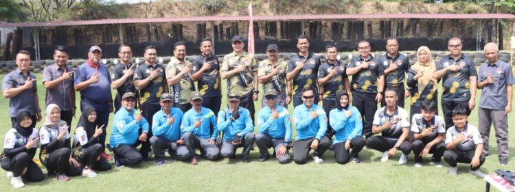 Atlet Perbakin latihan menembak bersama Kapolda Aceh di lapangan tembak Polda Aceh, Kamis (16/3)