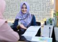 Karyawati Bank Aceh Syariah melayani nasabah di Kantor Bank Aceh Cabang Banda Aceh, Selasa (21/3)