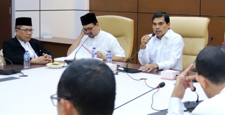 Rektor UIN Ar-Raniry Prof Dr Mujiburrahman MAg didampingi Wakil Rektor I Dr M Yasir Yusuf memberikan keterangan kelulusan SNBP 2023, Rabu (29/3)