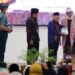 Wapres KH Ma'ruf Amin didampingi Rektor UIN Ar-Raniry Prof Mujiburrahman menyerahkan buku 'KH Ma'ruf Amin Bapak Ekonomi Syariah Indonesia' kepada ulama Aceh saat peluncuran di Aula Auditorium Prof Ali Hasjmy Darussalam Kampus UIN Ar-Raniry Banda Aceh, Kamis (30/3)