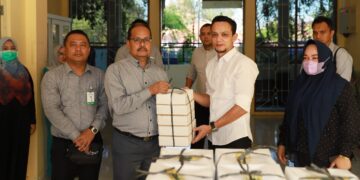 Pemimpin Divisi Sekretariat Perusahaan Bank Aceh Syariah Said Zainal Arifin didampingi Kepala Bagian Sarana dan Prasarana Mirza menyerahkan iftar berkah dari Program Ramadhan Berkah kepada pasien dan keluarga pasien di rumah singgah RSUDZA, Rabu (29/3)