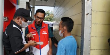 Pemilik kendaraan roda empat di Aceh memperlihatkan QR Code Subsidi Tepat saat pengisian BBM subsidi di SPBU