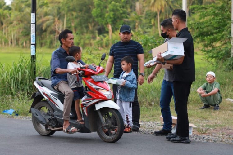 Pj Bupati Aceh Besar Muhammad Iswanto membagikan Takjil jelang berbuka puasa kepada warga yang melintas di Peukan Seuneulop, Kecamatan Montasik, Ahad sore (2/4)