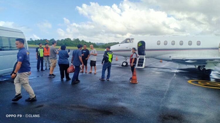 Penjemputan turis asing asal Prancis yang mengalami depresi di Simeulue, Sabtu (1/4) menggunakan pesawat Hawker 800 asal Singapura