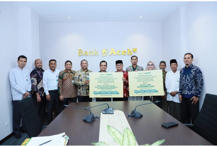 Dirut Bank Aceh Syariah Muhammad Syah menyerahkan zakat karyawan kepada Ketua Badan BMA Mohammad Haikal, di Kantor Pusat Bank Aceh Syariah, Kamis (13/4)