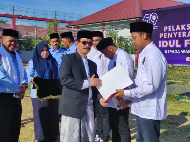 Kakanwil Kemenkumham Aceh Meurah Budiman menyerahkan surat keputusan remisi usai melaksanakan shalat ied berjamaah di Lapas Kelas IIA Banda Aceh, di kawasan Lambaro, Aceh Besar, Sabtu pagi (22/4)