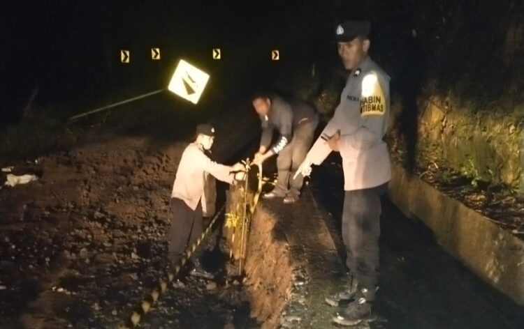 Badan jalan di Aceh Tengah patah menyebabkan longsor di lintasan Takengon - Isaq - Blangkejeren atau di Km 24 Burlintang Desa Kute Baru Kecamatan Linge