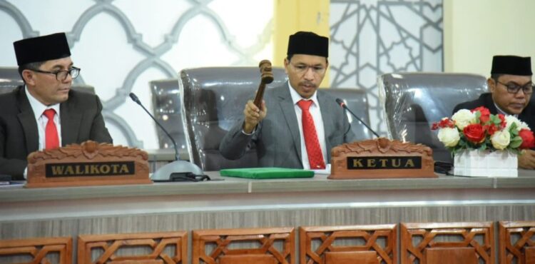 Ketua DPRK Banda Aceh Farid Nyak Umar saat memimpin sidang paripurna penyampaian LKPJ Wali Kota Banda Aceh Tahun 2022 di ruang sidang utama DPRK setempat, Jum'at (31/3)