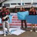 Sejumlah mahasiswa yang tergabung dalam Alamp Aksi Aceh melakukan aksi menolak draf revisi UUPA di depan Gedung DPRA, Selasa (4/4)