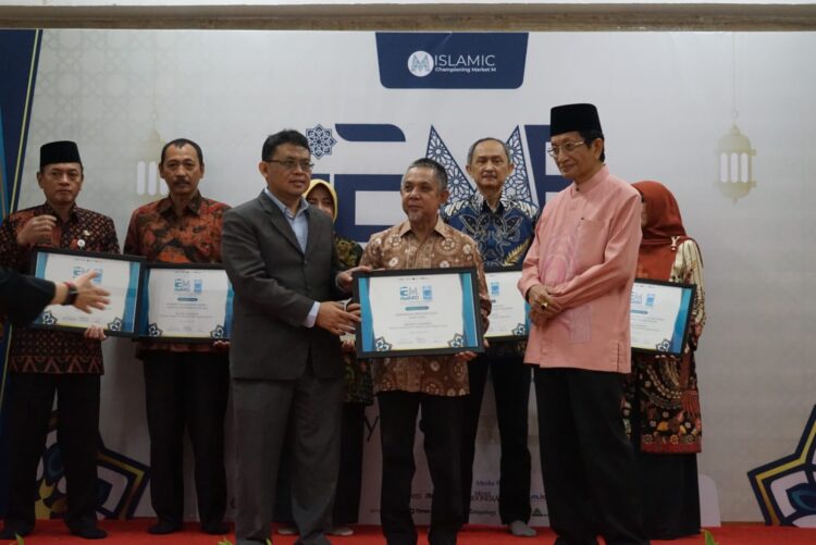 Kadisperindag Aceh Mohd Tanwier saat menerima penghargaan Islamic Regional Entrepreneur Award 2023 katagori Makanan Minuman Halal di Aula Alfatah, Masjid Istiqlal, Jakarta, Rabu (12/4)