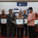 Kadisperindag Aceh Mohd Tanwier saat menerima penghargaan Islamic Regional Entrepreneur Award 2023 katagori Makanan Minuman Halal di Aula Alfatah, Masjid Istiqlal, Jakarta, Rabu (12/4)