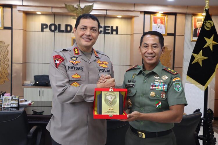 Pangdam IM Mayjen TNI Novi Helmy Prasetya menyerahkan cinderamata kepada Kapolda Aceh Irjen Pol Ahmad Haydar saat melakukan kunjungan ke Polda Aceh, Rabu (12/4)