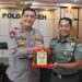 Pangdam IM Mayjen TNI Novi Helmy Prasetya menyerahkan cinderamata kepada Kapolda Aceh Irjen Pol Ahmad Haydar saat melakukan kunjungan ke Polda Aceh, Rabu (12/4)