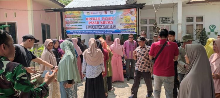 Masyarakat mengantri berbelanja kebutuhan pokok di operasi pasar khusus dalam rangka penanganan inflasi dan stabilisasi harga bahan pokok saat Hari Besar Keagamaan Nasional di Pasar Lamtamot, Kecamatan Lembah Seulawah, Aceh Besar, Kamis (13/4)