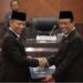 Pj Gubernur Aceh Achmad Marzuki menerima LHP BPK RI atas laporan keuangan Pemerintah Aceh Tahun 2022 yang diserahkan oleh Anggota V BPK RI Ahmadi Noor Supit di Gedung DPRA Aceh, Kamis (13/4)