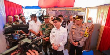 Pj Wali Kota Banda Aceh Bakri Siddiq di sela-sela pemantauan Posko Pelayanan Terpadu di Terminal Lueng Bata