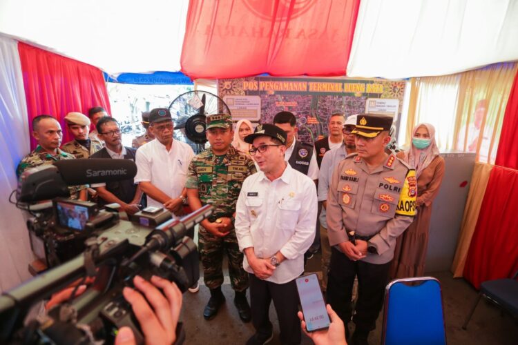 Pj Wali Kota Banda Aceh Bakri Siddiq di sela-sela pemantauan Posko Pelayanan Terpadu di Terminal Lueng Bata