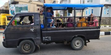 Meski sudah dilarang dan telah terjadi kecelakaan yang merengut korban jiwa, namun mobil bak terbuka untuk angkutan barang masih marak dipakai di Aceh untuk mengangkut penumpang