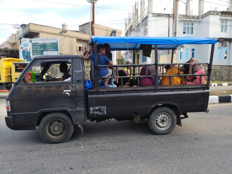 Meski sudah dilarang dan telah terjadi kecelakaan yang merengut korban jiwa, namun mobil bak terbuka untuk angkutan barang masih marak dipakai di Aceh untuk mengangkut penumpang