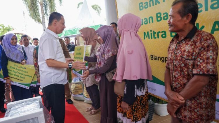 Pj Gubernur Aceh Achmad Marzuki Didampingi Pj Bupati Abdya Darmansyah Menyerahkan Bantuan Csr Bank Aceh Kepada Pelaku Umkm Mitra Bank Aceh Di Kantor Cabang Bas Blangpidie, Selasa (9/5/2023)