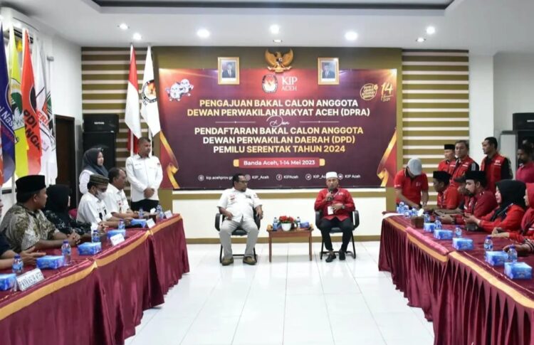Sekjen Partai Aceh Kamaruddin Abubakar alias Abu Razak menyerahkan berkas pendaftaran Bacaleg DPRA ke KIP Aceh, Kamis siang (11/5)