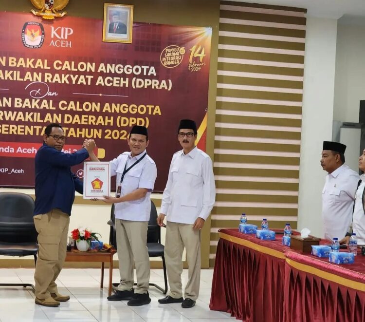 Ketua DPD Partai Gerindra Aceh Fadhlullah menyerahkan berkas pendaftaran 81 Bakal Caleg DPRA Partai Gerindra Aceh yang diterima Ketua KIP Aceh Syamsul Bahri, Sabtu (13/5/2023)